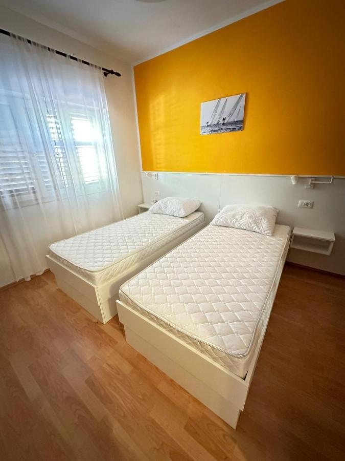 Apartments With A Parking Space Mali Losinj Exterior photo