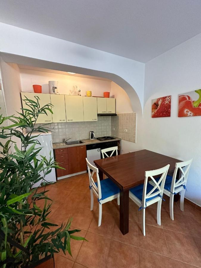 Apartments With A Parking Space Mali Losinj Exterior photo
